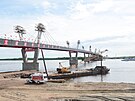 íntí dlníci pracují na stavb mostu na ínsko-ruské hranici ve mst...