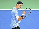 eský tenista Jakub Meník se hecuje ve druhém kole US Open.