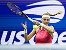 eská tenistka Petra Kvitová hraje forhend ve druhém kole US Open.