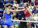 eská tenistka Petra Kvitová (vpravo) gratuluje Dánce Caroline Wozniacké k...