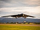 Americký bombardér B-2 Spirit pistává na letecké základn Oerland v Norsku