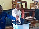 Jediný kandidát gabonské opozice Albert Ondo Ossa odevzdává svj hlas ve...
