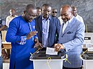 Gabonský prezident Ali Bongo Ondimba odevzdává svj hlas ve volební místnosti...