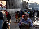 Lidé procházející ulicí po poáru v jihoafrickém Johannesburgu. (31. srpna 2023)