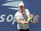Brit Andy Murray returnuje v zápase druhého kola US Open.