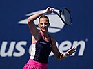 Karolína Plíková sleduje dní ped sebou bhem zápasu druhého kola US Open.