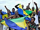 Obyvatelé Gabonu oslavují vojenský pu a svrení prezidenta Aliho Bonga. (30....