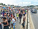 Obyvatelé Gabonu oslavují vojenský pu a svrení prezidenta Aliho Bonga. (30....