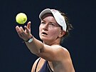 Barbora Krejíková podává v prvním kole US Open.