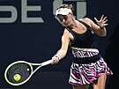 Barbora Krejíková zahrává forhend v prvním kole US Open.