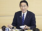 Japonský premiér Fumio Kiida se lidem snail demonstrovat nezávadnost ryb z...