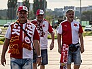 Fandové fotbalist Slavie picházejí na stadion v polském Lublinu ped odvetou...