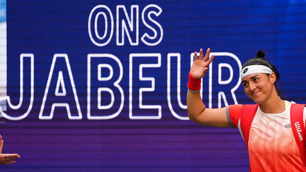 Tuniská tenistka Uns Dábirová zdraví fanouky na US Open.