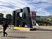 Logo veletrhu IFA přr výstavištěm poprvé v černé
