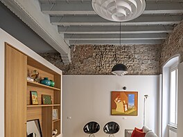 V obou interiérech jsou minimalistické prvky vloené mezi bohaté kulisy...