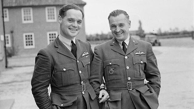 Alexander Hess (vpravo), s Douglasem Baderem, velitelem 242. (kanadsk) peruti. Duxford,1940