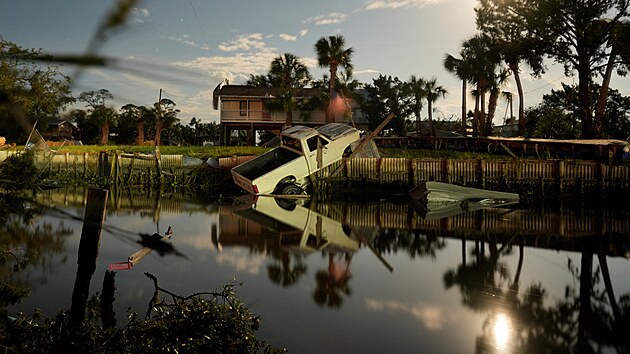 Vozidlo skonilo v kanlu po pechodu huriknu Idalia v Horseshoe Beach na Florid. (30. srpna 2023)