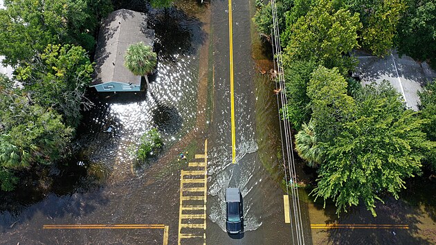 Na leteckm snmku projd auto zaplavenou ulic po pechodu huriknu Idalia v Crystal River na Florid. (30. srpna 2023)