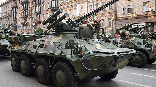 Nejv�t�� vadou BTR-3 bylo opou�t�n� prostoru v�sadku dve�mi na boku a p�et�en� p�edn� ��sti vozidla.