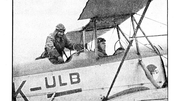 editel a fpilot stedn leteck koly Bohumil Landa (vlevo) nastupuje do kokpitu kolnho letounu Aero A-34 Kos