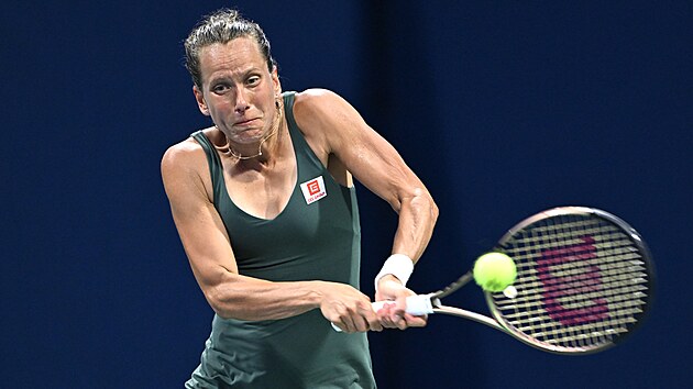 Česká tenistka Barbora Strýcová hraje bekhend v prvním kole US Open.