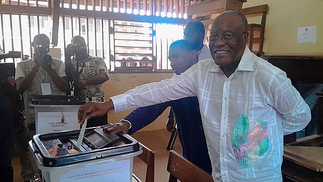 Jedin kandidt gabonsk opozice Albert Ondo Ossa odevzdv svj hlas ve volebn mstnosti bhem prezidentskch voleb v Libreville. (26. srpna 2023)