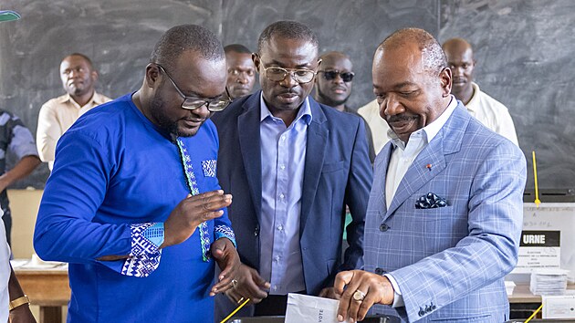 Gabonsk prezident Ali Bongo Ondimba odevzdv svj hlas ve volebn mstnosti bhem prezidentskch voleb v Libreville. (26. srpna 2023)