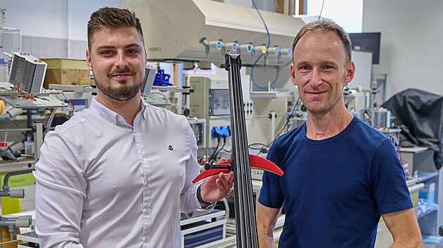 Tom Zvonek a Petr Smolka (zleva) z Fakulty technologick ve Zln hledaj nejvhodnj materil na vrobu viloncella na 3D tiskrn. (srpen 2023)