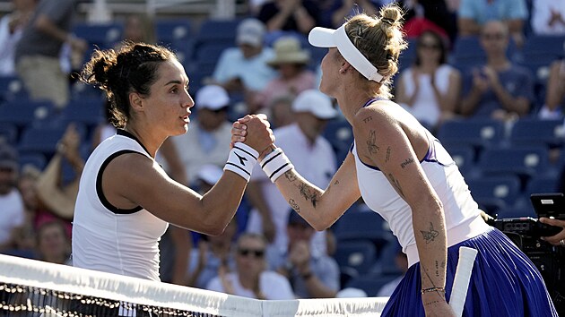 Martina Trevisanov z Itlie (vlevo) a Markta Vondrouov si podvaj ruce po skonen zpasu druhho kola US Open.