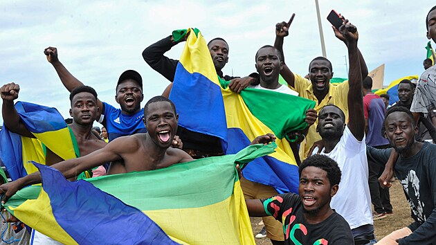 Obyvatelé Gabonu oslavují vojenský puč a svržení prezidenta Aliho Bonga. (30. srpna 2023)
