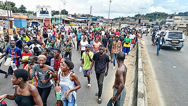 Obyvatelé Gabonu oslavují vojenský puč a svržení prezidenta Aliho Bonga. (30. srpna 2023)