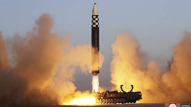 Mezikontinentln balistick raketa pi odpalovacm cvien na mezinrodnm letiti Sunan v Severn Koreji (16. bezna 2023)