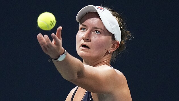 Barbora Krejčíková podává v prvním kole US Open.