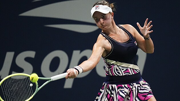 Barbora Krejkov zahrv forhend v prvnm kole US Open.