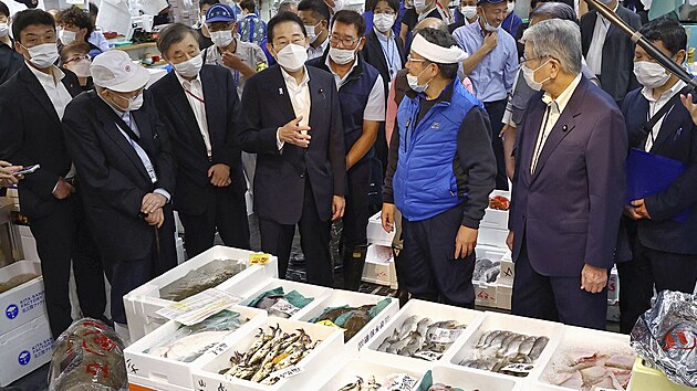 Japonsk premir Fumio Kiida navtvil tokijsk ryb trh Toyosu, kde se pokusil zpropagovat ryby a mosk plody uloven v oblasti u elektrrny Fukuima. (31. srpna 2023)