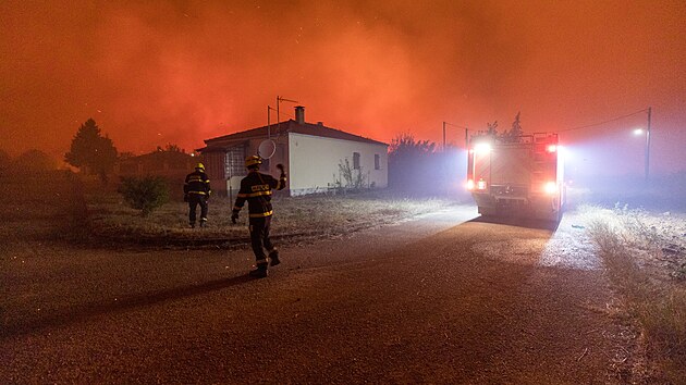 et hasii bojuj s plameny u vesnice Jannuli na vchod ecka. (31. srpna 2023)