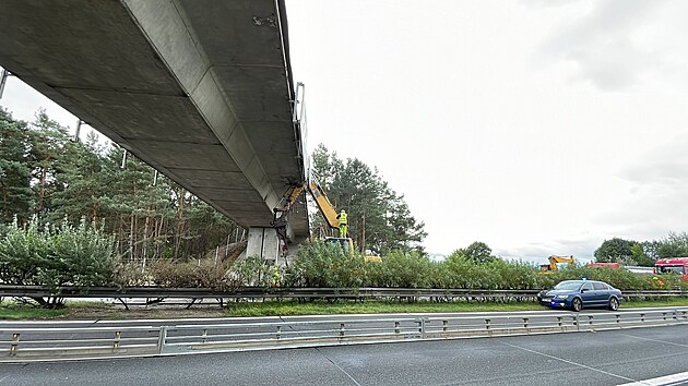Nehoda na D11, nraz bagru do mostu (30. srpna 2023)