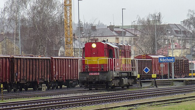 Stanice Nchod s lokomotivou 740.640. Odtud by dnes vyrely vlaky do stanice Kudowa-Zdrj. GPS: 50.4181156N, 16.1745747E