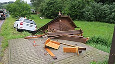 �idi�ka hledala za jízdy na �umersku de�tník v aut�, havarovala a zdemolovala...