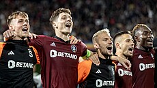 Spar�an�tí fotbalisté se radují z postupu p�es Dinamo Záh�eb.