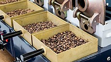 Valmez provonný kávou: továrna JDE navazuje na tradici Arnota Dadáka