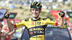 Americký cyklista Sepp Kuss (Jumbo Visma) oslavuje vítzství v esté etap...