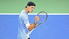 �eský tenista Jakub Men�ík se hecuje ve druhém kole US Open.