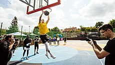 �eský reprezentant Vít Krej�í se podílel na renovaci basketbalového h�i�t� v...