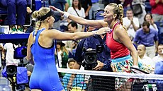eská tenistka Petra Kvitová (vpravo) gratuluje Dánce Caroline Wozniacké k...