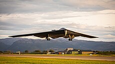 Americký bombardér B-2 Spirit přistává na letecké základně Oerland v Norsku