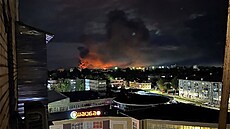 Kouř nad městem a rozsáhlý požár v ruském městě Pskov. (29. srpna 2023)