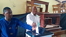 Jediný kandidát gabonské opozice Albert Ondo Ossa odevzdává svj hlas ve...