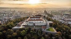 Hrad pilberk shlíející na Brno byl zaloen ve druhé polovin 13. století...