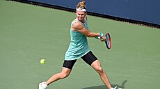 Tenistka Marie Bouzková se soustedí na odpal bhem prvního kola US Open.